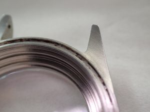 パッキンが収まる溝や、バックケースにもサビが発生していました。