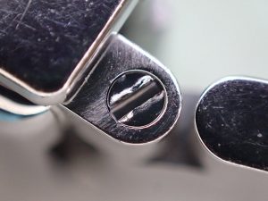 緩めるにも締めるにも、正しい幅、厚みのドライバーを使用しないと、すぐに変形してしまいます。