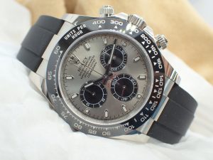 オイスターフレックスブレスレットを装着すると、更に引き締まった印象になります。