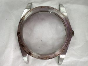 ヴィンテージロレックスのベゼルを外すと、大抵このようなサビが発生しています。
