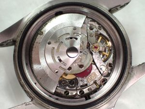 手にとった瞬間にカラカラと聞きなれない音がしました。