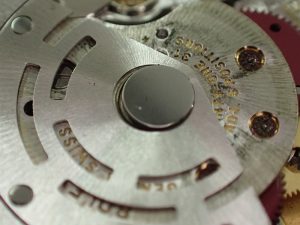このような大量の金属粉を出す原因は大抵ローター真の異常です。