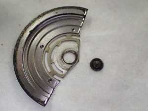 今回は真の摩耗と同時に、ローター本体とのカシメ部分が外れてしまっていました。
