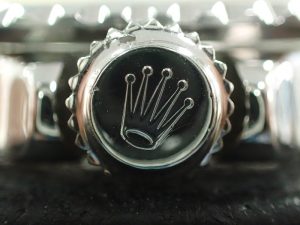 王冠マークのみが特徴の700のリューズです。