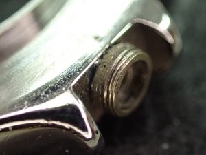 締め込みが全くできないために防水性能も得られていない状態です。