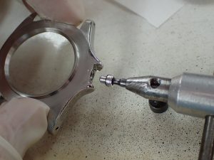 パッキンも同時に交換し、ネジロック剤を塗布して、専用の工具で取付を行ないます。