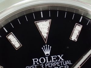 侵入した水の影響により、夜光塗料が変質してしまったようです。