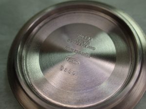 バックケースを開けると目に入ってきたのは、うっすらと付着した金属粉です。