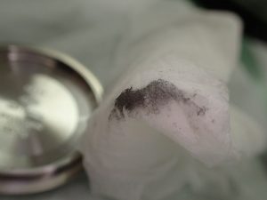 拭きとってみると、このように赤みがかった鉄粉です。