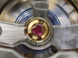 そして、進みの原因は、テンプのヒゲゼンマイの絡みによるものでした。