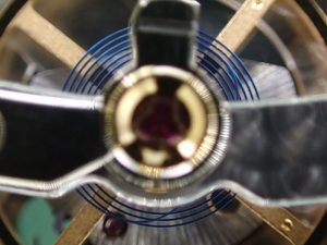 耐衝撃性に優れたブルーパラクロムヒゲゼンマイですが、変形しないわけではありません。