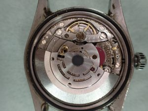 ムーブメント全体に広がった金属粉で真っ黒になっています。