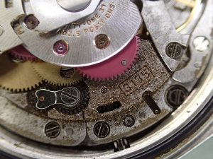 ゼンマイの力をテンプまで伝えることができなくなったことが止まりの原因でした。