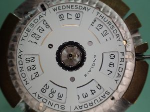 文字盤を外すと、曜日と日付のディスクがあらわれます。