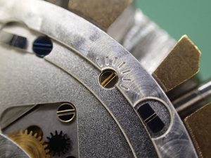 曜日ディスクのズレを調整するダイヤルです。