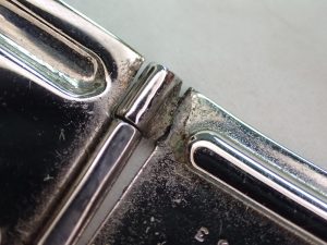 中板の蝶番付近は、悪条件が重なる部分です。