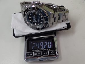 ブレス付きでも量ってみました。約250gは、金無垢のスカイドゥエラーとほぼ一緒です。