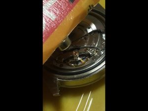 このままでは終われませんので、裏蓋を開けて自宅に持ち帰り、磁石をギリギリまで近づけます。