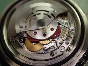 今度は、手巻きの際にガリガリと嫌な感触が伝わってきました。